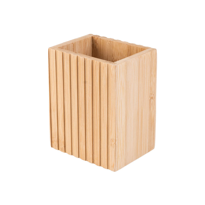 Πλάγια λήψη ξύλινο ποτήρι μπάνιου από bamboo με κάθετες γραμμές, ιδανικό για οργάνωση οδοντόβουρτσας και μικρών αξεσουάρ.