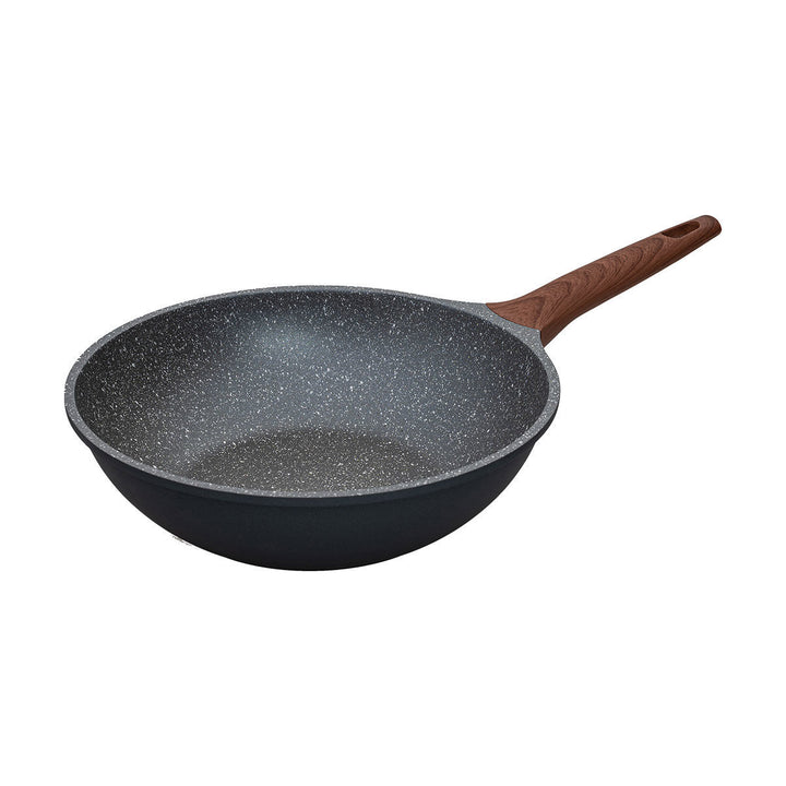 Τηγάνι wok με μαρμάρινη επίστρωση και λαβή όψης ξύλου, σε λευκό φόντο που τονίζει το βαθύ σχήμα του.