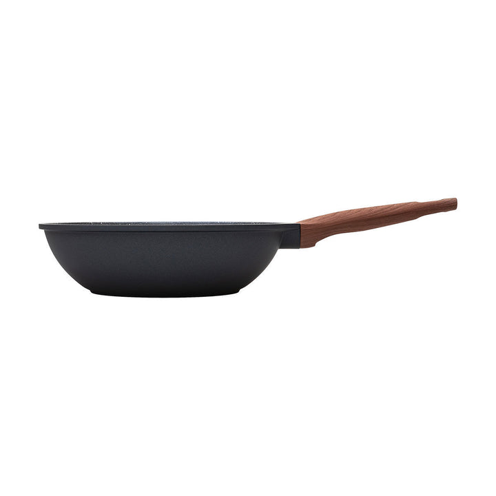 Πλευρική λήψη wok με μαρμάρινη υφή και ξύλινη λαβή, σε ουδέτερο φόντο που δίνει έμφαση στη γραμμή του.
