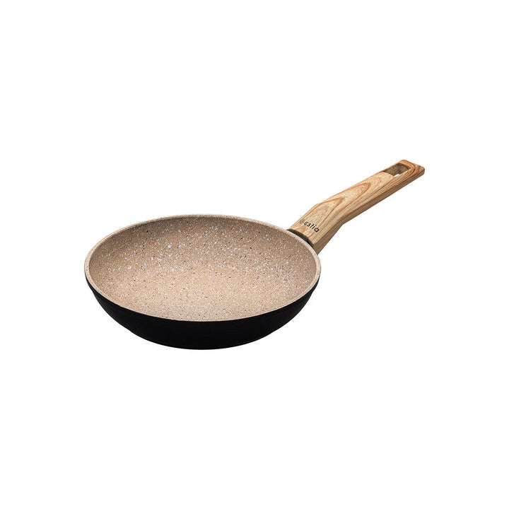Αντικολλητικό wok τηγάνι με μπεζ stone εσωτερική επιφάνεια και ξύλινη λαβή, σε λευκό φόντο, ιδανικό για καθημερινό μαγείρεμα με φυσικό στιλ.