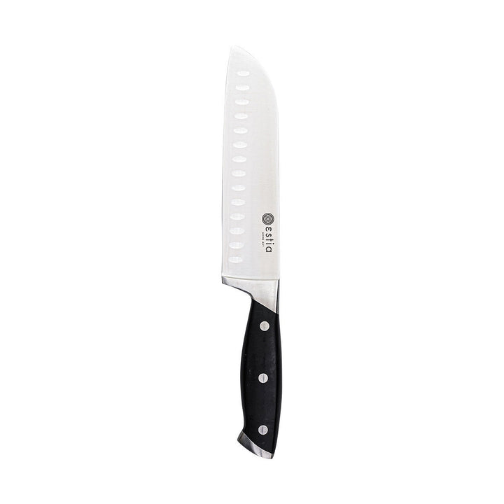 Μαχαίρι santoku με ανοξείδωτη λεπίδα και μαύρη λαβή με μεταλλικά καρφιά, τοποθετημένο σε λευκό φόντο.