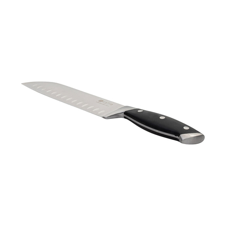 Πλαινή όψη από μαχαίρι santoku με ανοξείδωτη λεπίδα και μαύρη λαβή με μεταλλικά καρφιά, τοποθετημένο σε λευκό φόντο.
