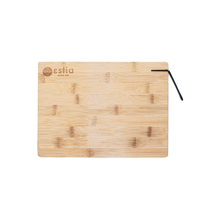 Ορθογώνια επιφάνεια κοπής από φυσικό bamboo της Estia Home Art με ενσωματωμένο λουράκι ανάρτησης, σε λευκό φόντο, ιδανική για καθημερινή χρήση στην κουζίνα.