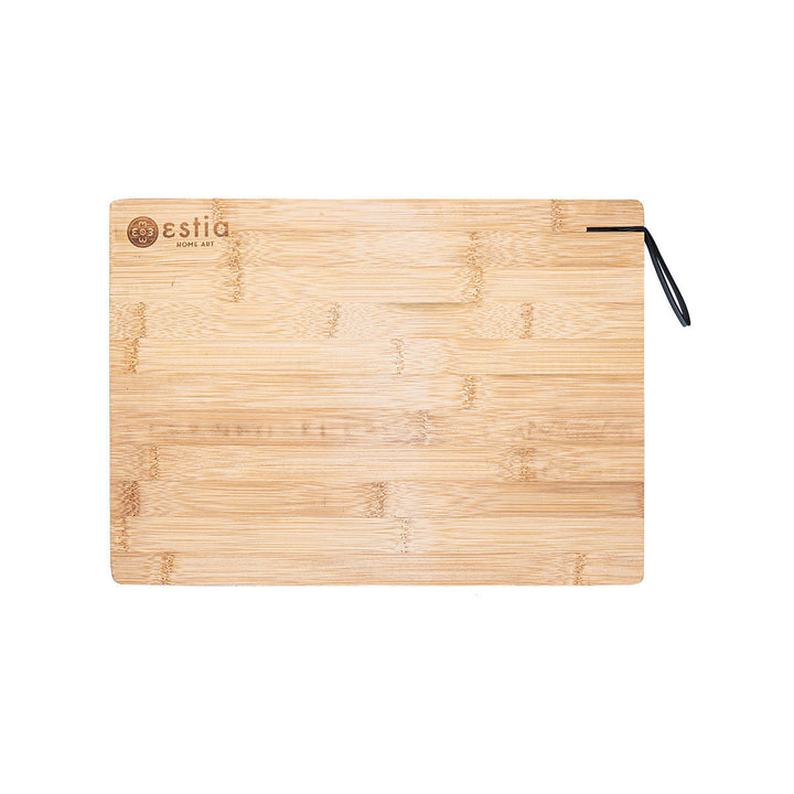 Ορθογώνια επιφάνεια κοπής από φυσικό bamboo της Estia Home Art με ενσωματωμένο λουράκι ανάρτησης, σε λευκό φόντο, ιδανική για καθημερινή χρήση στην κουζίνα.