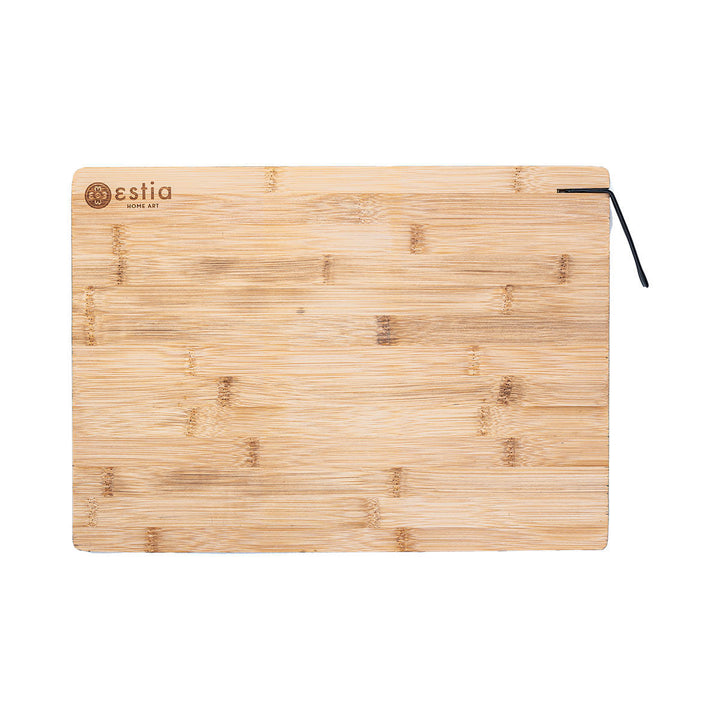 Ορθογώνια επιφάνεια κοπής από φυσικό bamboo της Estia Home Art με ενσωματωμένο λουράκι ανάρτησης, σε λευκό φόντο, ιδανική για καθημερινή χρήση στην κουζίνα.
