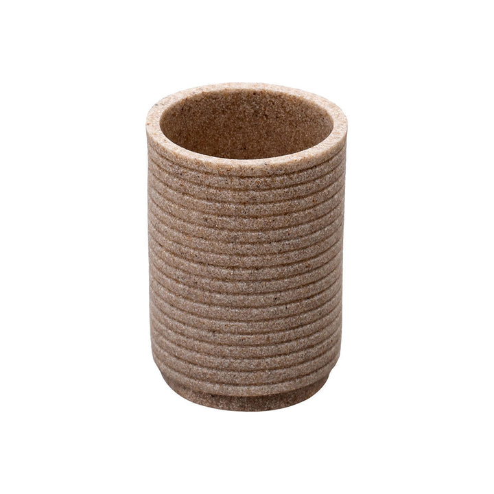 Beige ποτήρι μπάνιου με ριγέ υφή και φυσικό stone look, σε μονόχρωμο φόντο που αναδεικνύει τη λιτή και γήινη αισθητική του.