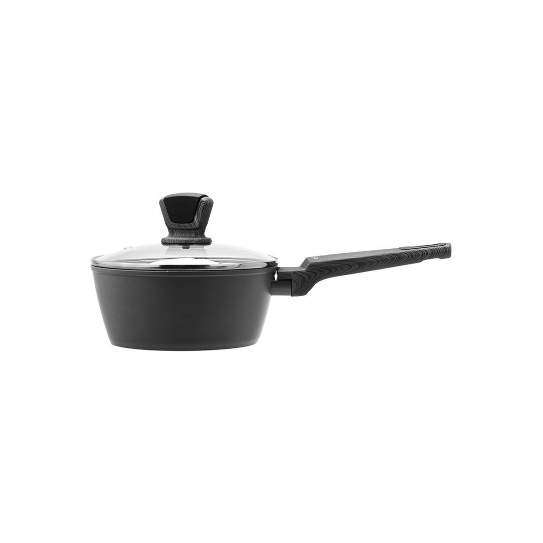 Γκρι κατσαρολάκι με καπάκι και εργονομική λαβή, σε καθαρή πλευρική λήψη που αναδεικνύει το μοντέρνο σχήμα και τη διακριτική πέτρινη υφή του.