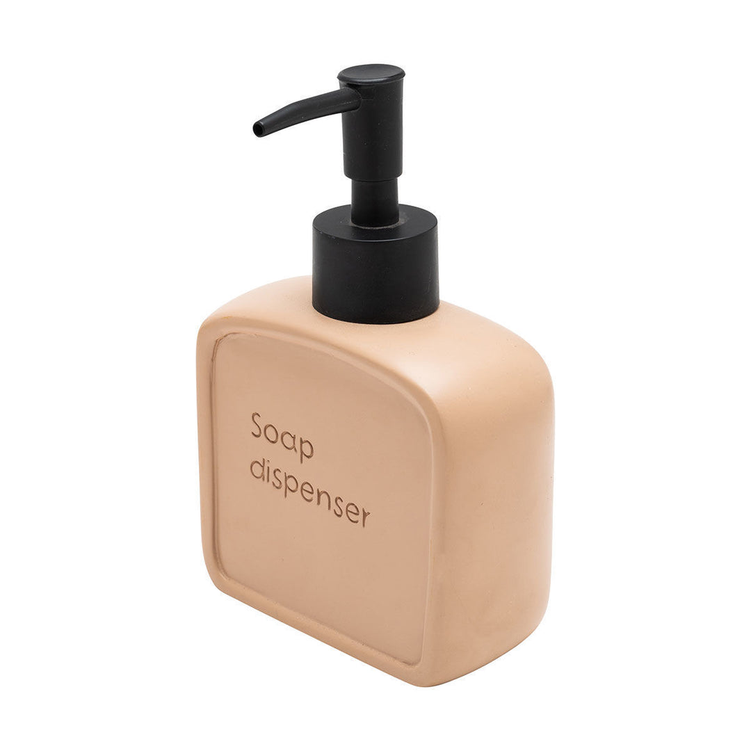 Μπεζ dispenser σαπουνιού με μαύρη αντλία και ανάγλυφη επιγραφή, φωτογραφισμένο σε λευκό φόντο για καθαρή παρουσίαση.