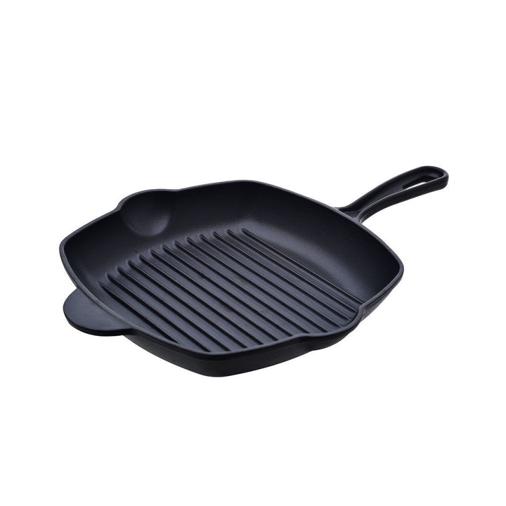 Τετράγωνο μαντεμένιο grill τηγάνι σε διαγώνια όψη, με ραβδωτή επιφάνεια ψησίματος και εργονομική λαβή.