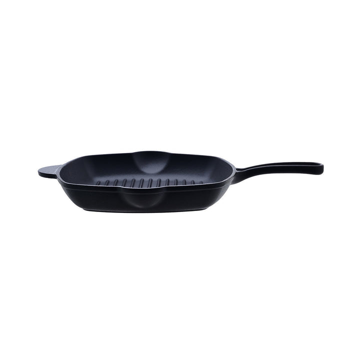 Πλάγια όψη τετράγωνου grill τηγανιού, με χαμηλό προφίλ, ενσωματωμένα χείλη και σταθερή κατασκευή από μαντέμι.