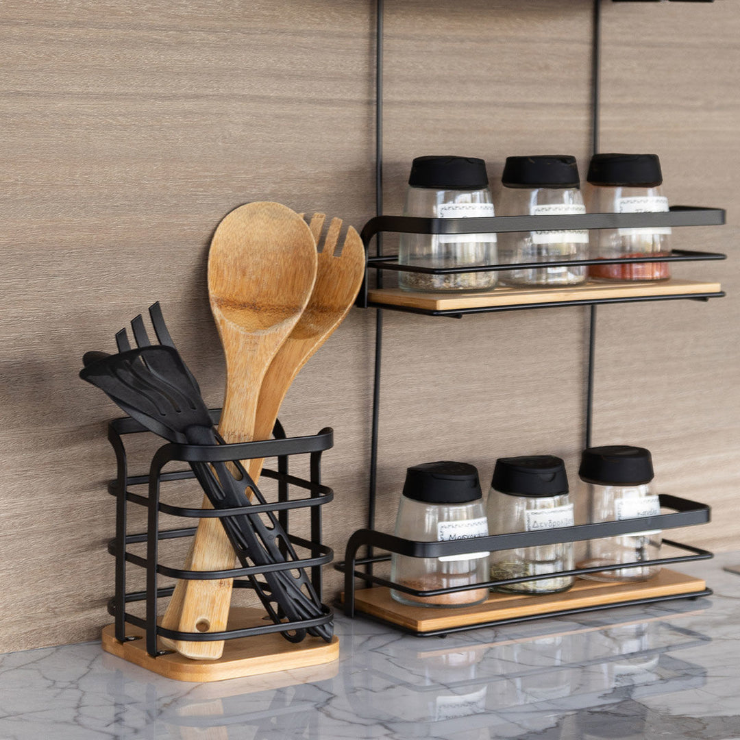 Θήκη κουτάλας Bamboo Essentials Estia τοποθετημένη σε πάγκο κουζίνας με μαγειρικά σκεύη από ξύλο και πλαστικό.