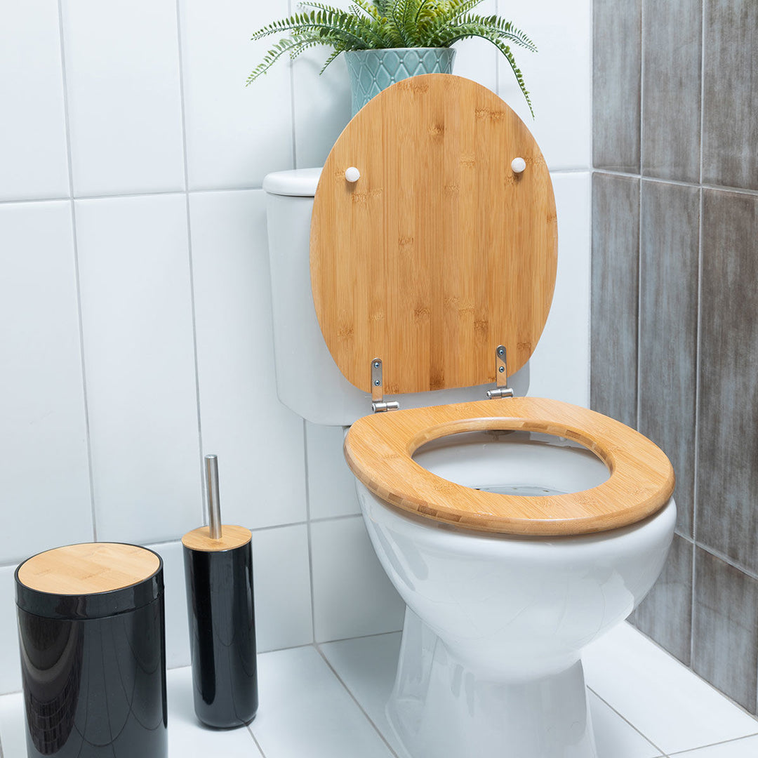 Καπάκι λεκάνης bamboo Estia με φυσική υφή ξύλου σε μπάνιο με λευκά πλακάκια.