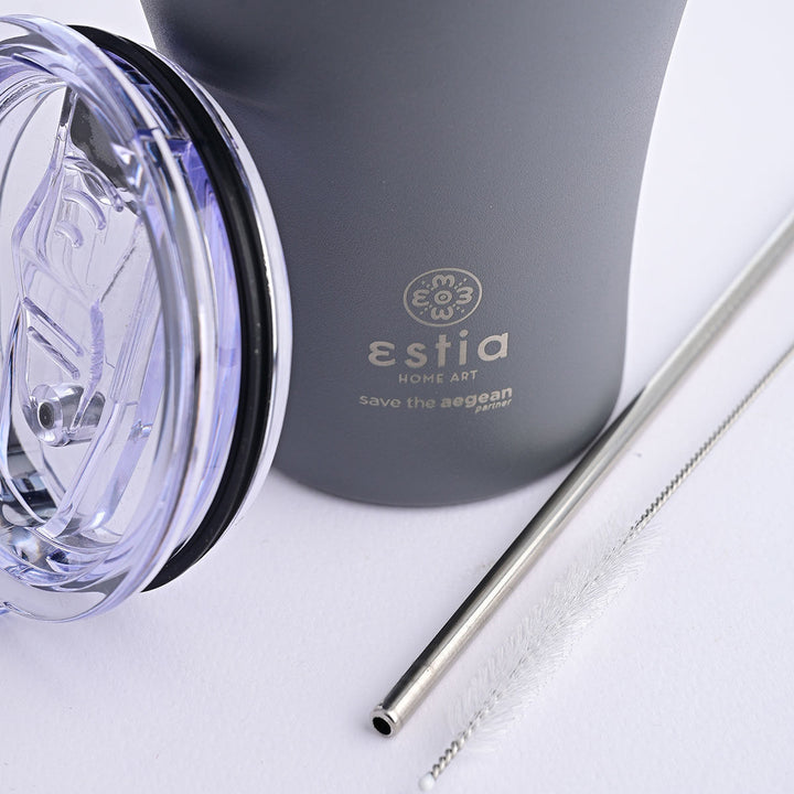 Λεπτομέρεια της θερμός κούπας καφέ Estia Home Art Save the Aegean 350ml σε γκρι χρώμα, με διάφανο καπάκι, ανοξείδωτο καλαμάκι και βουρτσάκι καθαρισμού