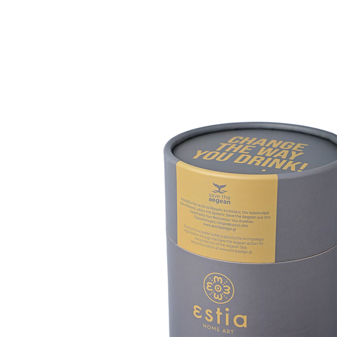 Κλειστή συσκευασία Estia Home Art για θερμός κούπα καφέ Save the Aegean 350ml, σε γκρι φόντο με κίτρινη ετικέτα και επιγραφή Change the way you drink.