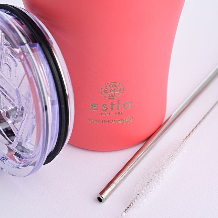 Λεπτομέρεια θερμός κούπας Estia Home Art Save the Aegean 350ml σε ροζ κοραλί με καπάκι, μεταλλικό καλαμάκι και βουρτσάκι καθαρισμού σε ουδέτερο φόντο