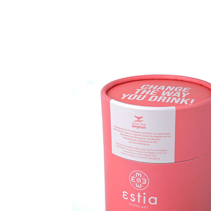 Συσκευασία Estia Home Art Save the Aegean 350ml σε ροζ κοραλί με λευκή λεπτομέρεια και μήνυμα Change the Way You Drink σε ουδέτερο φόντο