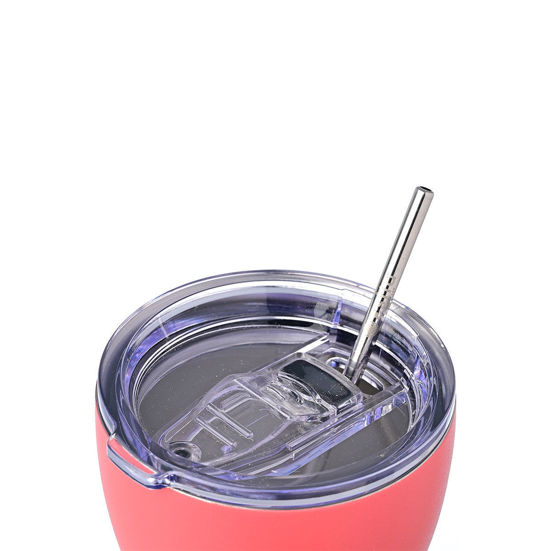 Λεπτομέρεια καπακιού θερμός κούπας Estia Home Art Save the Aegean 350ml σε ροζ κοραλί με μεταλλικό καλαμάκι σε ουδέτερο φόντο