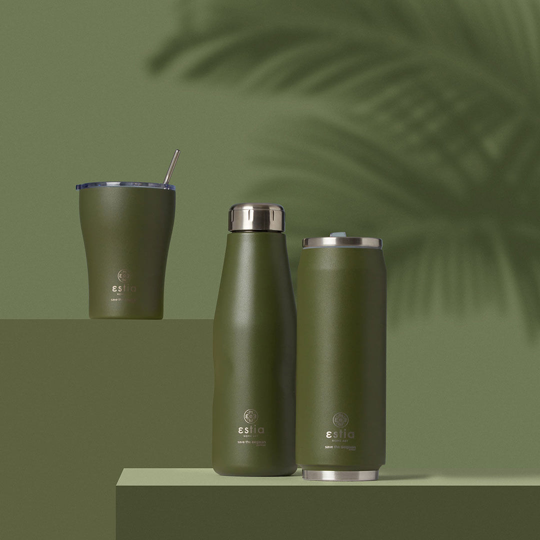 Σετ θερμός και travel cups Estia Save the Aegean σε πράσινη απόχρωση Forest Spirit σε φόντο με σκιά φοίνικα.