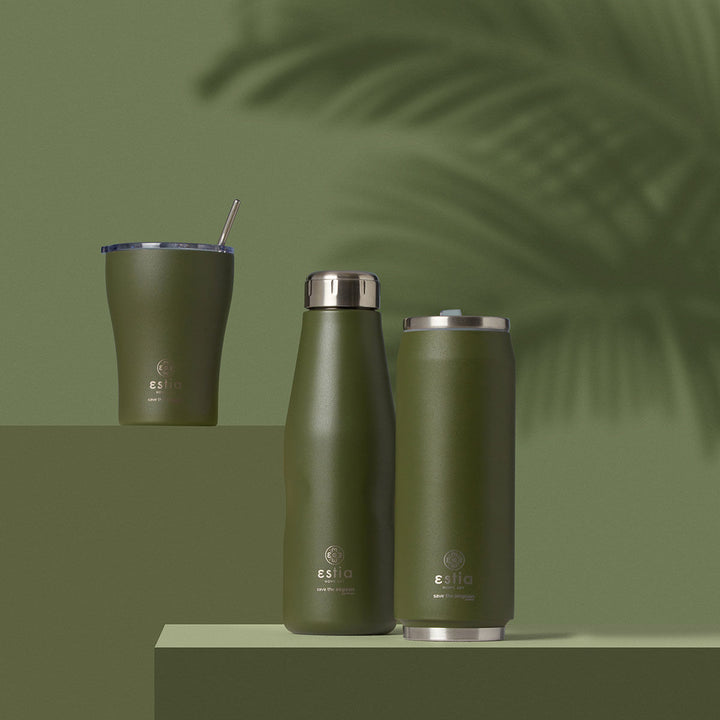 Σετ θερμός και travel cups Estia Save the Aegean σε πράσινη απόχρωση Forest Spirit σε φόντο με σκιά φοίνικα.