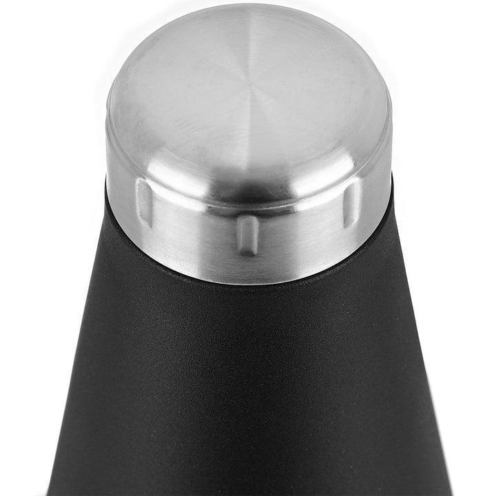 Κοντινή λήψη μεταλλικού καπακιού θερμός Estia Travel Flask σε μαύρο φόντο σώματος και λευκό φόντο.