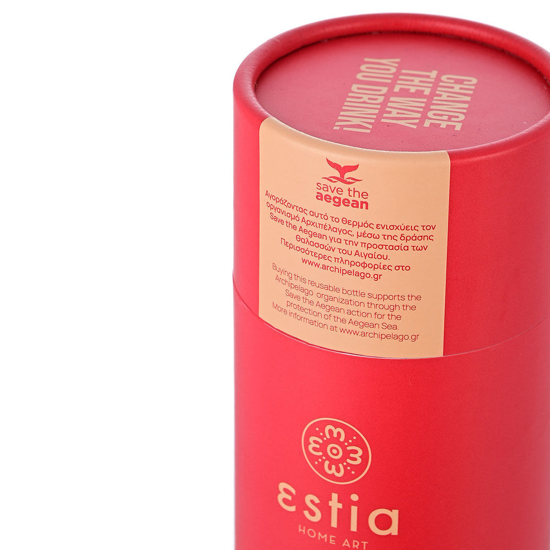 Κοντινή λήψη συσκευασίας Estia σε βαθύ κόκκινο Scarlet Red με ετικέτα Save the Aegean και μίνιμαλ τυπογραφία, σε λευκό φόντο.