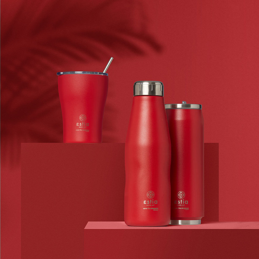 Κόκκινο aesthetic σκηνικό με τρία προϊόντα Estia σε Scarlet Red τόνους, πάνω σε γεωμετρικές βάσεις με σκιά φοίνικα στο φόντο.