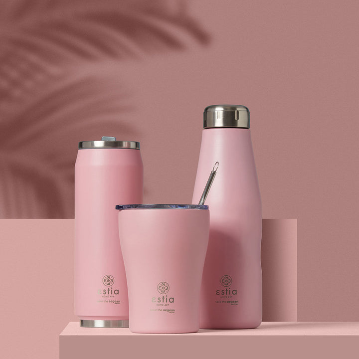 Σετ θερμός και travel cups Estia Blossom Rose 500ml σε ροζ φόντο με σκιά φοίνικα.
