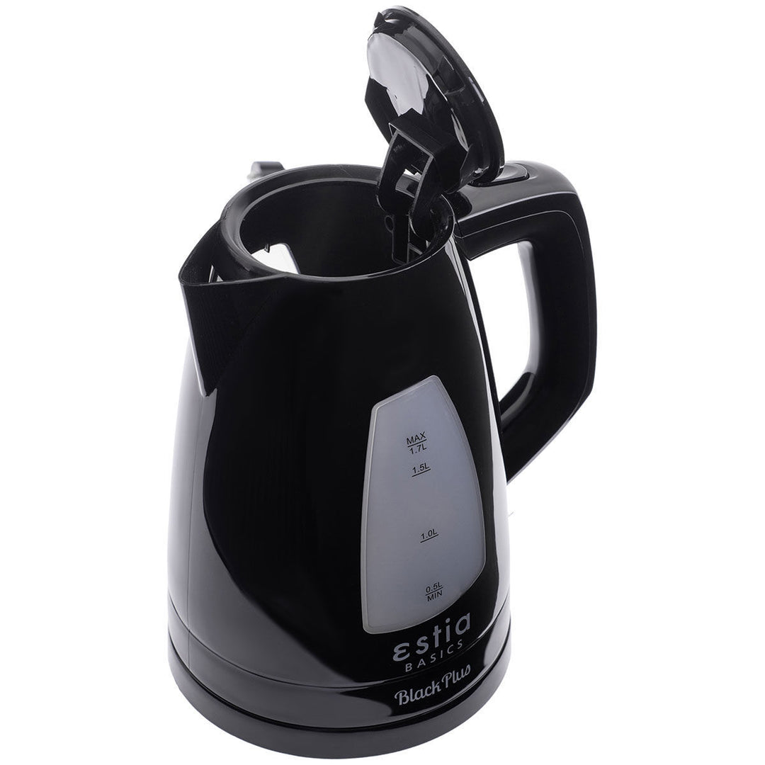 Μαύρος βραστήρας Estia Black Plus με ανοιχτό καπάκι, ένδειξη στάθμης νερού και εργονομική λαβή, σε λευκό φόντο.