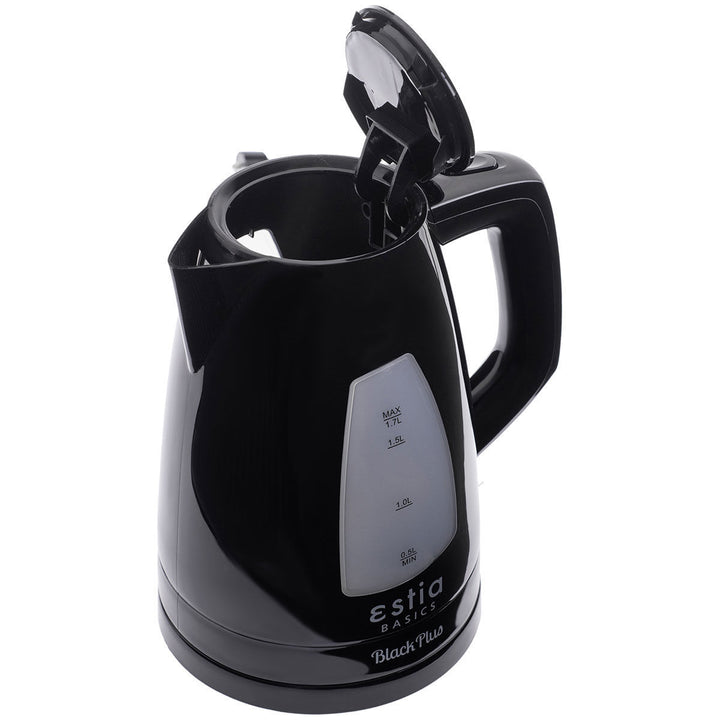 Μαύρος βραστήρας Estia Black Plus με ανοιχτό καπάκι, ένδειξη στάθμης νερού και εργονομική λαβή, σε λευκό φόντο.