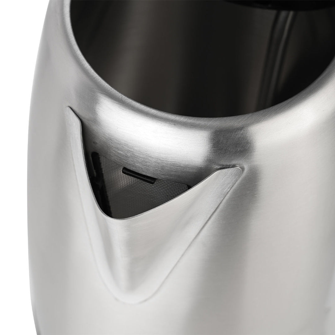 Λεπτομέρεια στο στόμιο βραστήρα Estia Black & Inox με ενσωματωμένο φίλτρο συγκράτησης αλάτων για καθαρό νερό.
