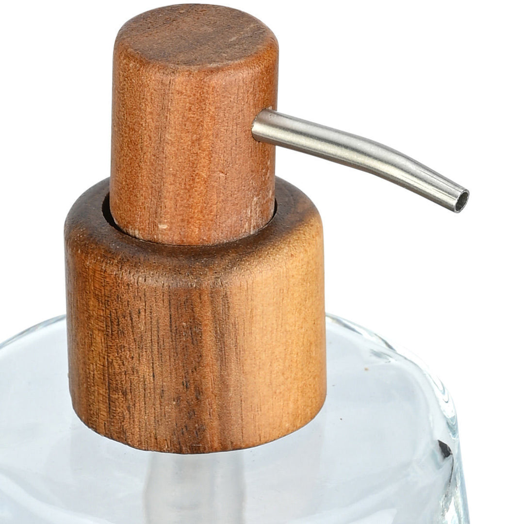 Κοντινή λήψη στην ξύλινη αντλία του dispenser Estia με μεταλλικό ρύγχος.