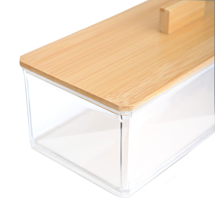 Ορθογώνιο κουτί Bamboo Essentials τοποθετημένο σε πάγκο μπάνιου με αξεσουάρ.