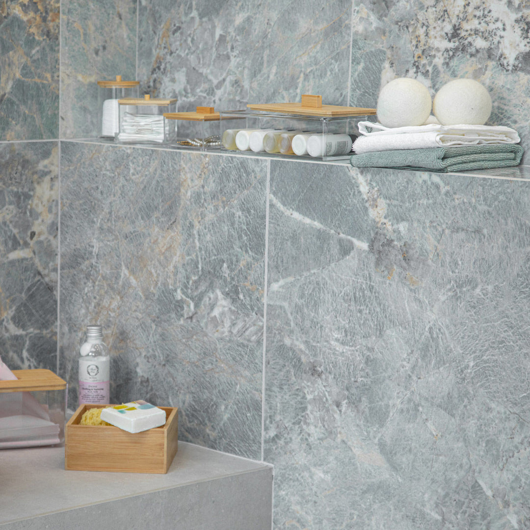 Θήκη για χαρτομάντηλα Bamboo Essentials της Estia με διάφανο σώμα και ξύλινο καπάκι bamboo.
