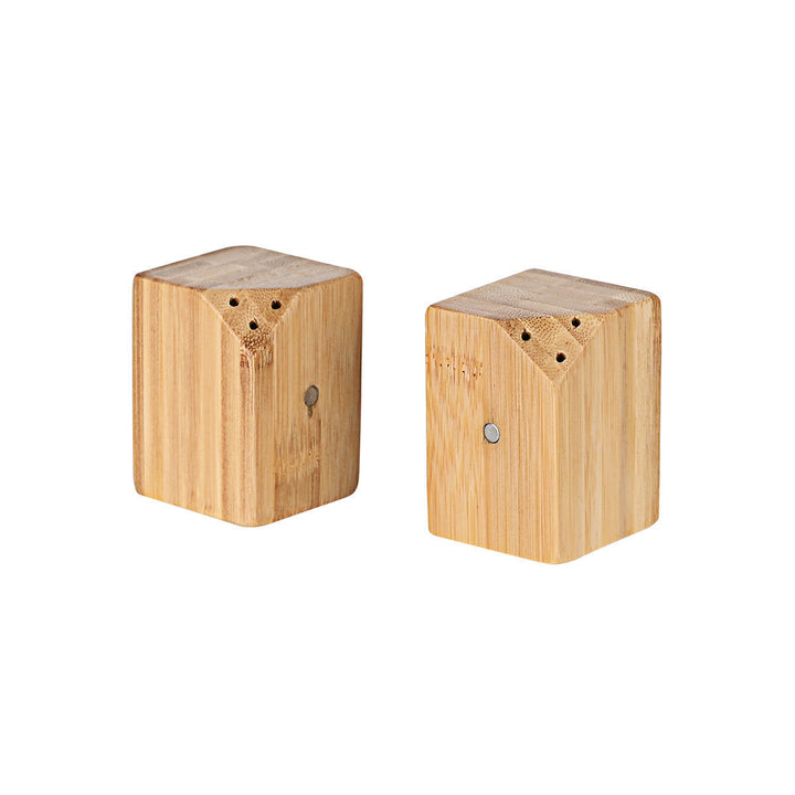 Ξύλινα αλατοπίπερα bamboo σε κυβικό σχήμα με ενσωματωμένο μαγνήτη, σχεδιασμένα να ενώνονται μεταξύ τους.