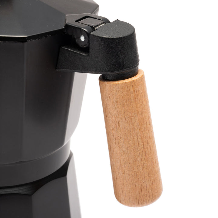 Κοντινή λήψη της ξύλινης λαβής από μπρίκι Espresso 150ml, σε λευκό φόντο.