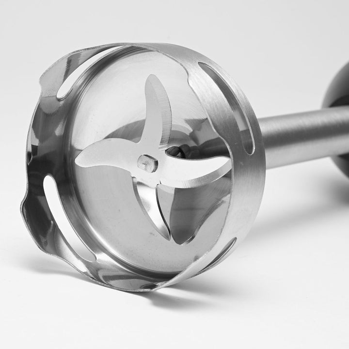 Inox λεπίδες υψηλής αντοχής στο ραβδομπλέντερ Oak της Estia με μεταλλικό φινίρισμα και κοφτερό σχεδιασμό.