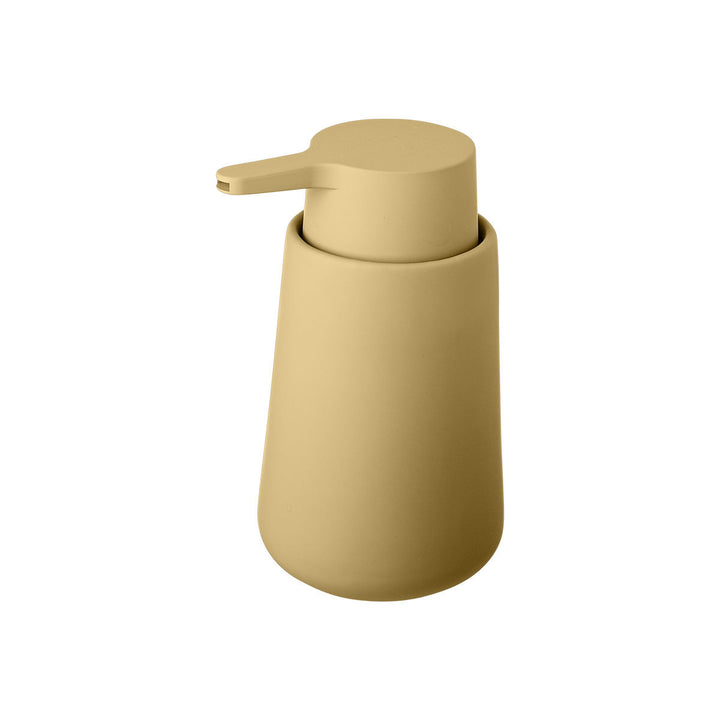 Μπεζ dispenser μπάνιου με μαλακή ματ επιφάνεια και minimal ύφος, σε καθαρό φόντο. Ζεστή απόχρωση που δένει όμορφα με φυσικές υφές.