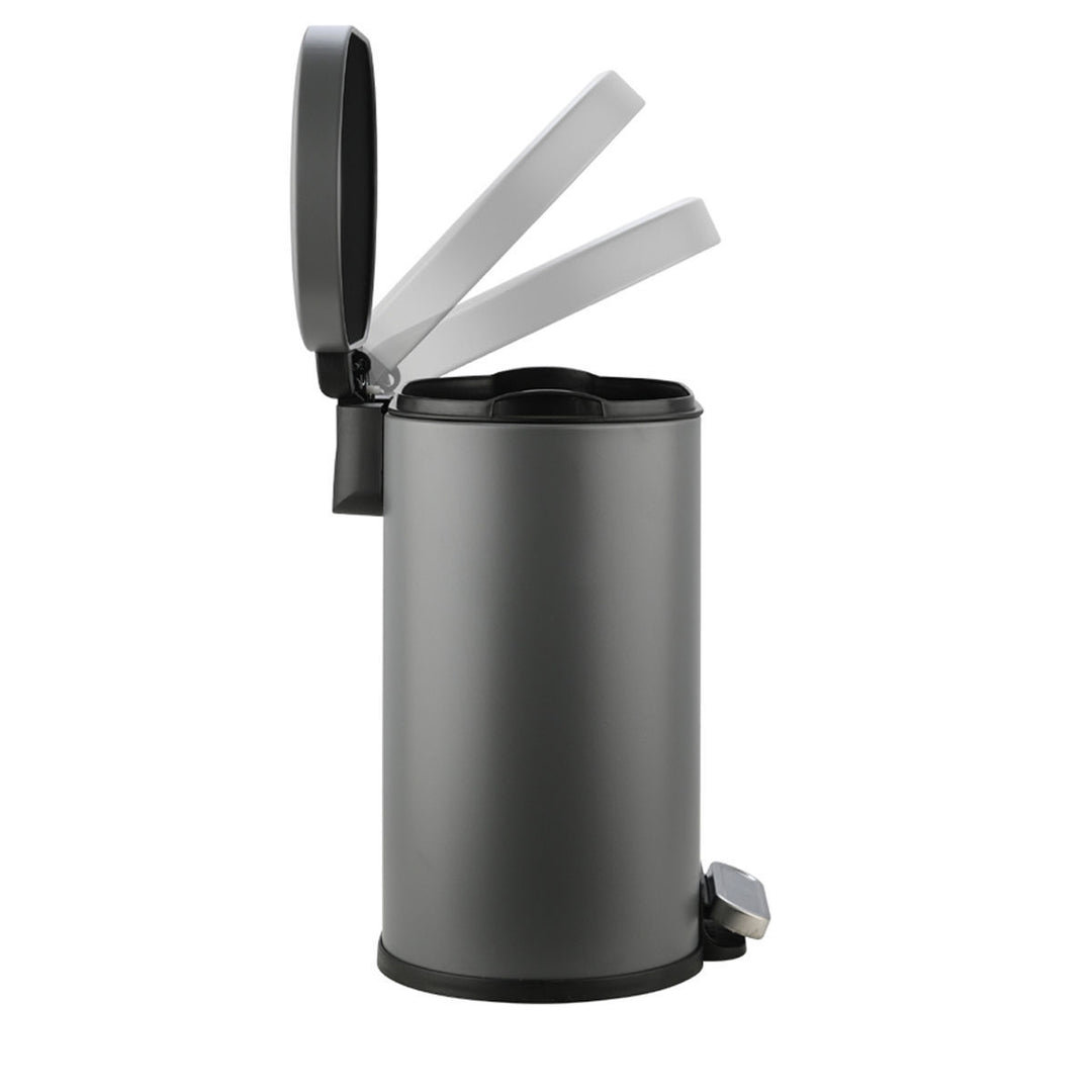 Γκρι κάδος απορριμμάτων μπάνιου με καπάκι σε ανοιχτή θέση, που αναδεικνύει τον μηχανισμό soft close και το εσωτερικό δοχείο.