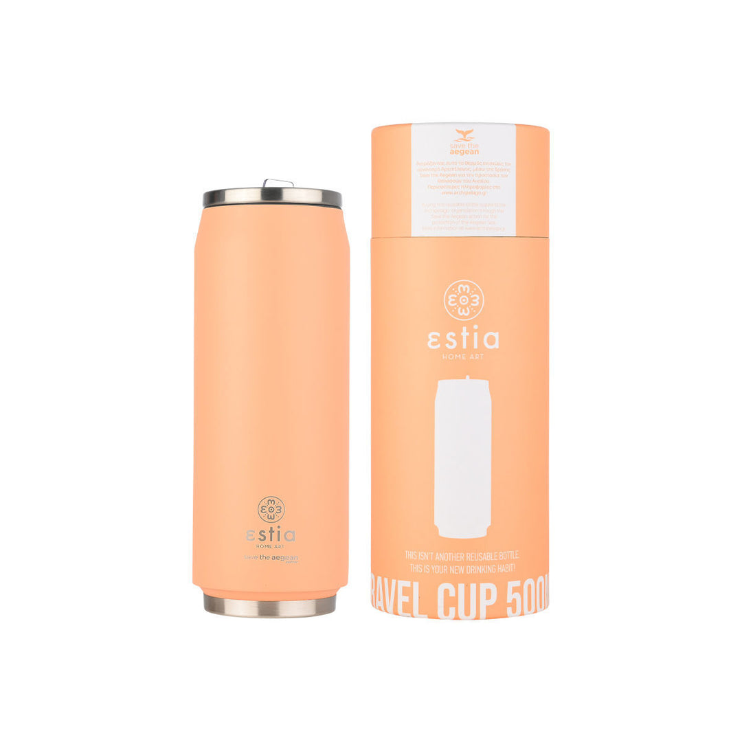 Θερμός Estia Home Art Travel Cup 500ml Peach Fuzz μαζί με τη ροδακινί συσκευασία του, σε λευκό φόντο.