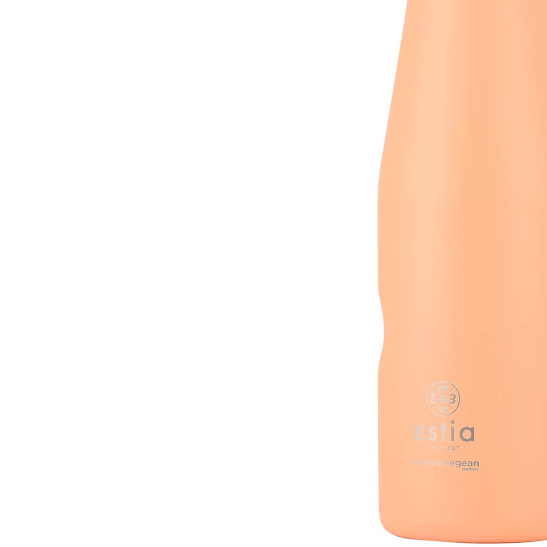 Λεπτομέρεια παγουριού Estia Peach Fuzz με απαλή παστέλ ροδακινί απόχρωση και ματ υφή, σε φωτεινό φόντο.