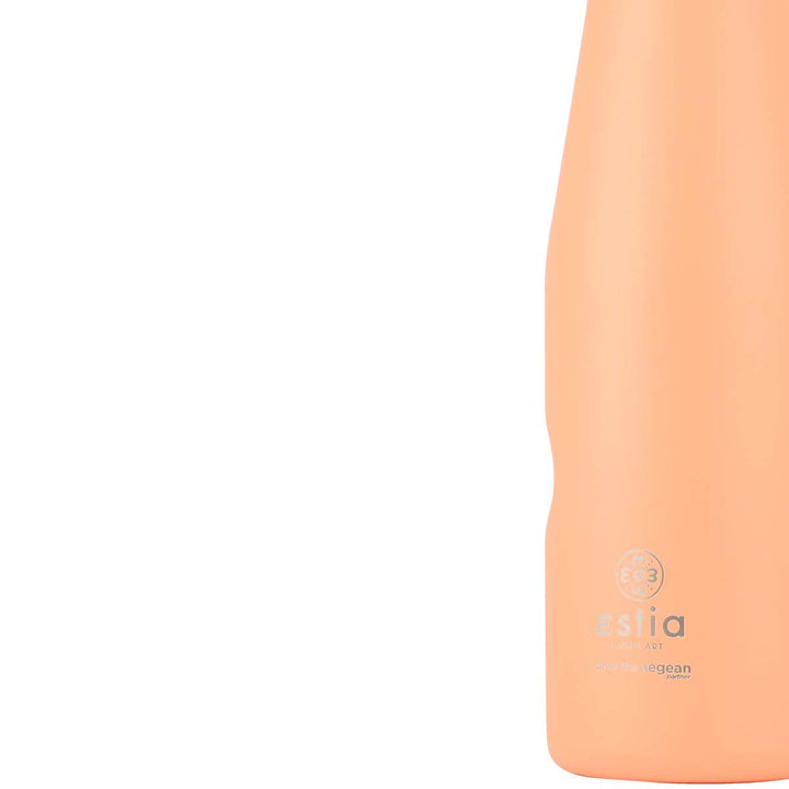 Λεπτομέρεια παγουριού Estia Peach Fuzz με απαλή παστέλ ροδακινί απόχρωση και ματ υφή, σε φωτεινό φόντο.