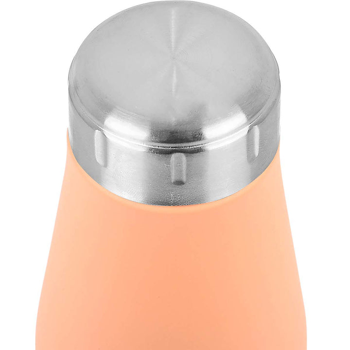 Κοντινό στο καπάκι παγουριού Estia Peach Fuzz με ματ ροδακινί τόνο και λεπτή μαύρη γραμμή, σε λευκό φόντο.