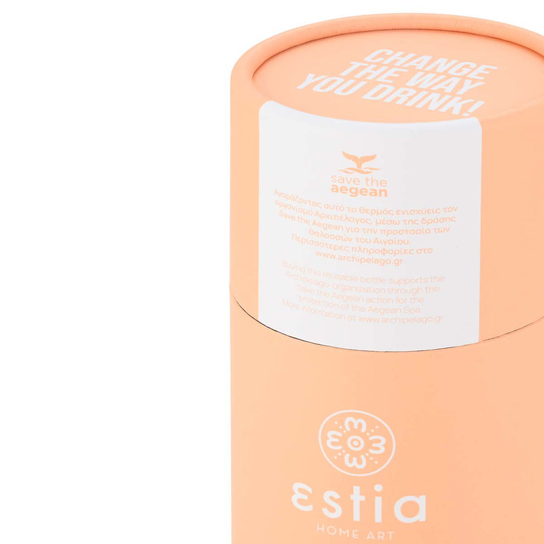 Συσκευασία Estia Peach Fuzz σε παστέλ ροδακινί απόχρωση με ετικέτα Save the Aegean, σε λευκό φόντο.