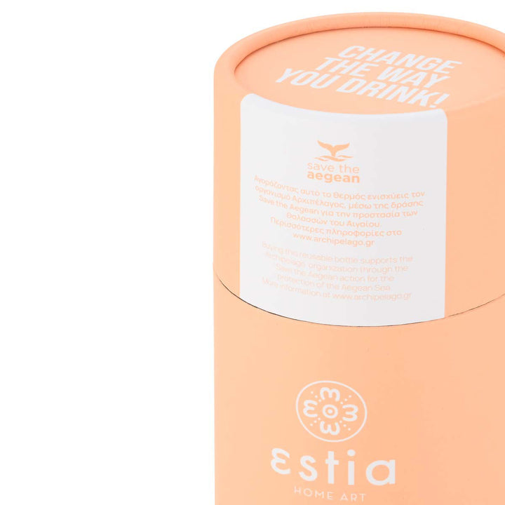Συσκευασία Estia Peach Fuzz σε παστέλ ροδακινί απόχρωση με ετικέτα Save the Aegean, σε λευκό φόντο.