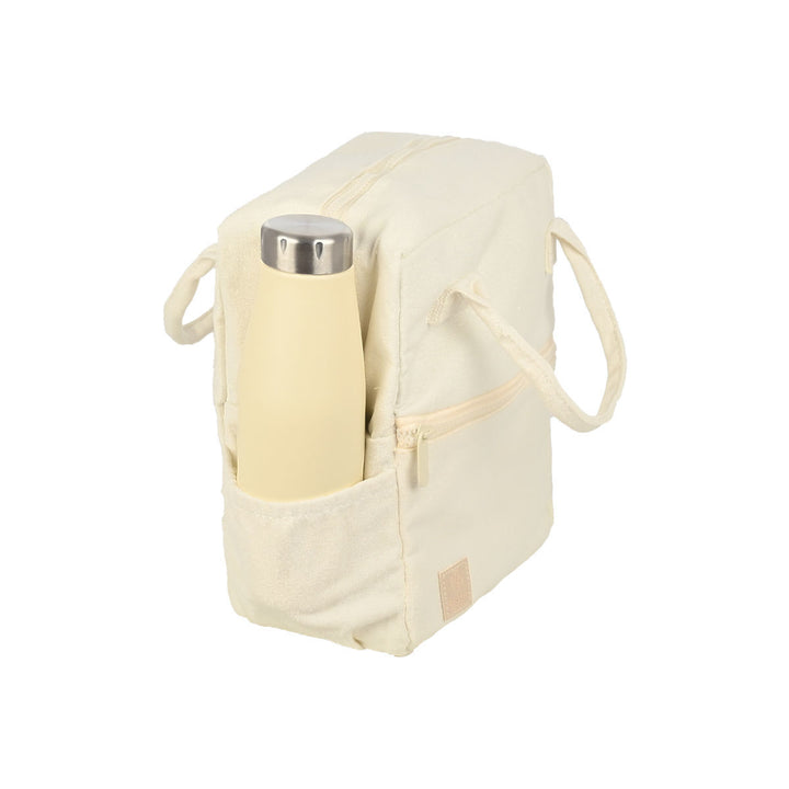 Λευκό ισοθερμικό lunch bag με μπουκάλι στο πλαϊνό τσεπάκι και διπλές χειρολαβές.