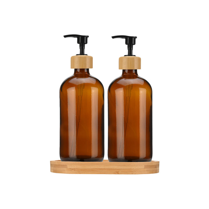 Σετ αντλιών σαπουνιού Estia Bamboo Essentials με δύο γυάλινες φιάλες κεχριμπαρένιου χρώματος και βάση από bamboo σε minimal αισθητική.