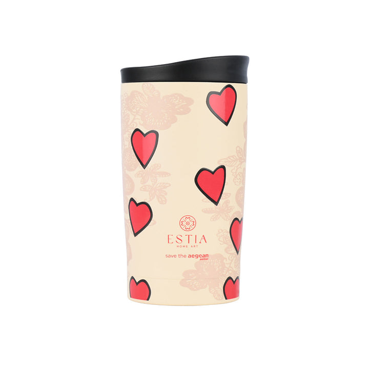 Θερμός ταξιδιού estia home art σε μπεζ χρώμα με σχέδια κόκκινες καρδούλες και μαύρο καπάκι σε ουδέτερο φόντο