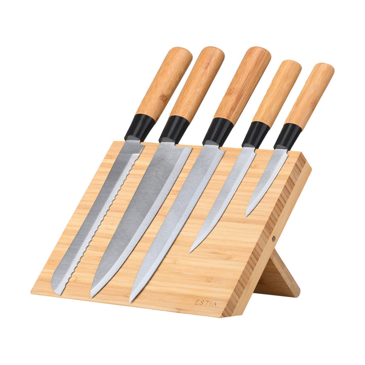 Ξύλινη μαγνητική βάση μαχαιριών Bamboo Essentials Estia με πέντε μαχαίρια κουζίνας τοποθετημένα σε κλίση, σε λευκό φόντο.