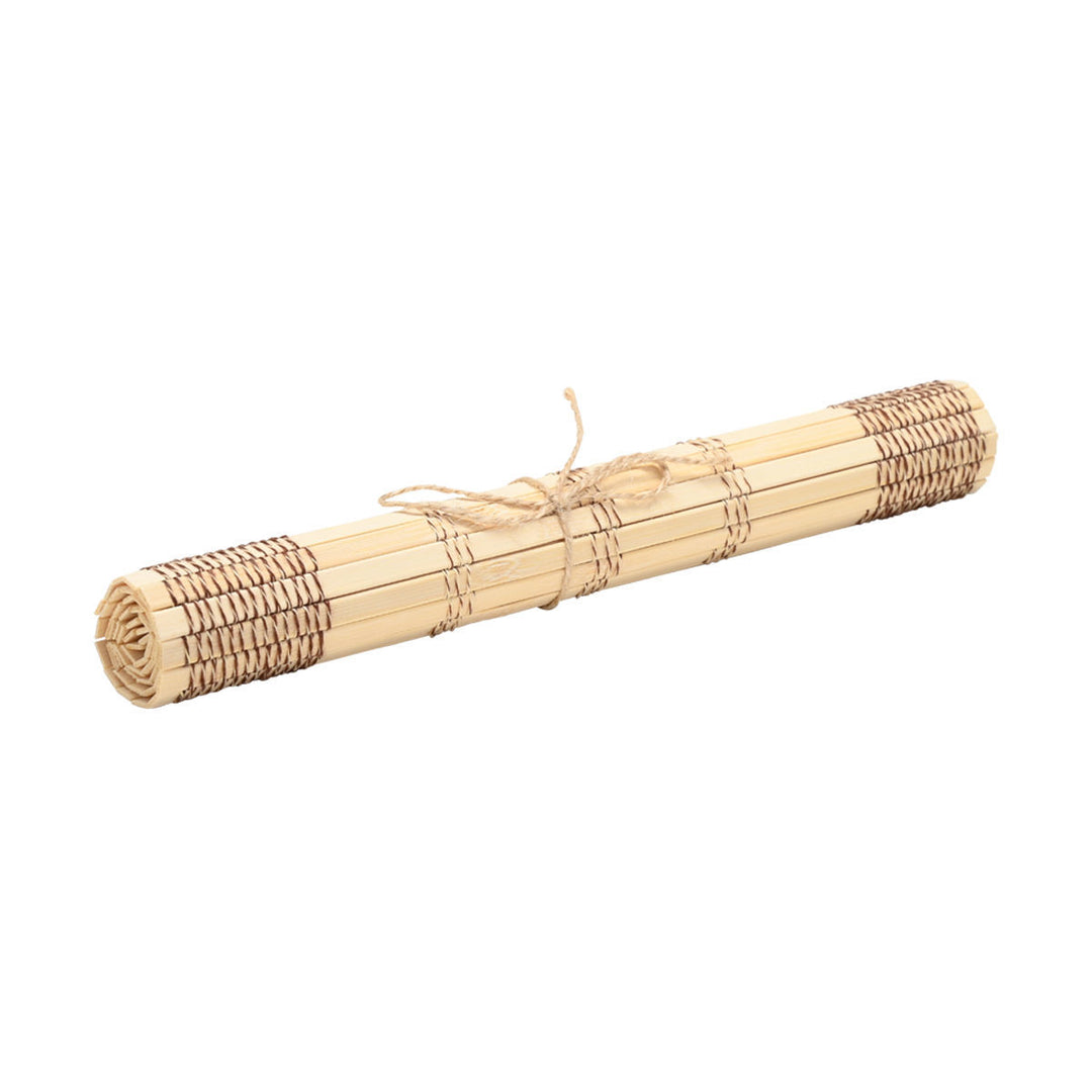 Σουπλά bamboo 45x30cm σε ρολό με σκοινί δεσίματος, σε φυσικό μπεζ χρώμα και λευκό φόντο.