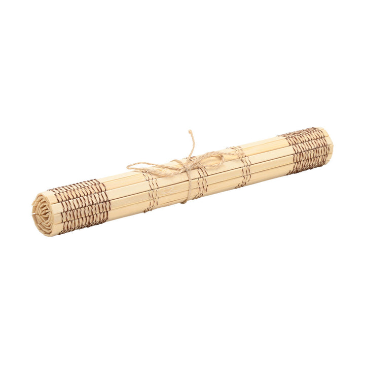 Σουπλά bamboo 45x30cm σε ρολό με σκοινί δεσίματος, σε φυσικό μπεζ χρώμα και λευκό φόντο.
